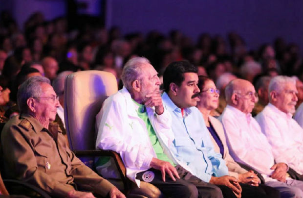Fidel assiste a cerimnia em homenagem a seus 90 anos em Havana ao lado de Ral Castro e Maduro