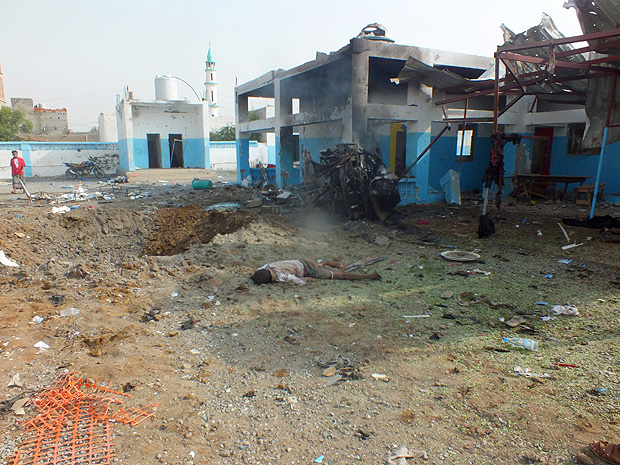 Hospital administrado pelo MSF destrudo em provncia no norte do Imen aps bombardeio da coalizo liderada pela Arbia Saudita