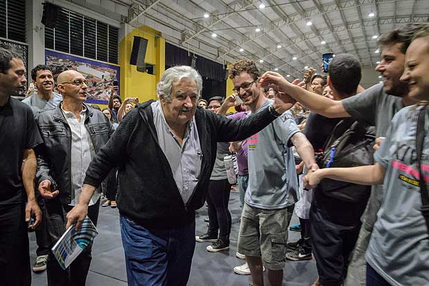 O ex-presidente do Uruguai Jos Mujica cumprimenta alunos da Unesp antes de palestra em Franca