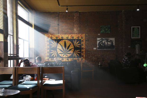 Clientes no Cannabis Culture Lounge querem acelerar a legalizao da maconha no Canad