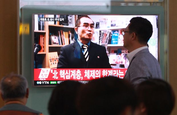 Sul-coreanos veem uma imagem na TV de Thae Yong Ho, alto diplomata norte-coreano em Londres, que desertou para Seul