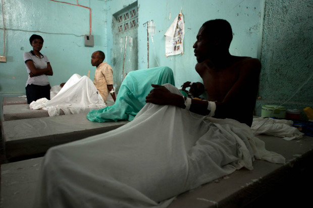 Pacientes contaminados com o vibrião do cólera recebem tratamento em Porto Príncipe, no Haiti