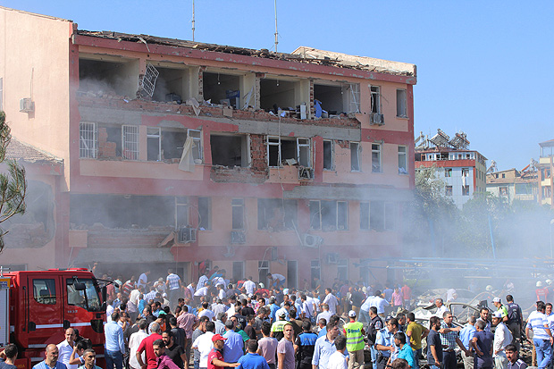 Multido em frente  delegacia destruda aps exploso de carro-bomba em Elazig, no leste da Turquia