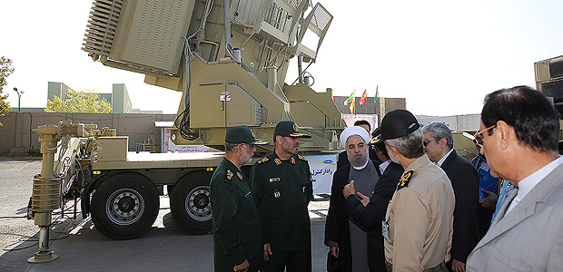 O presidente iraniano Hassan Rohani (terceiro  esquerda) e o ministro de Defesa Hossein Dehghan (segunda  esquerda) em frente ao novo Bavar 373