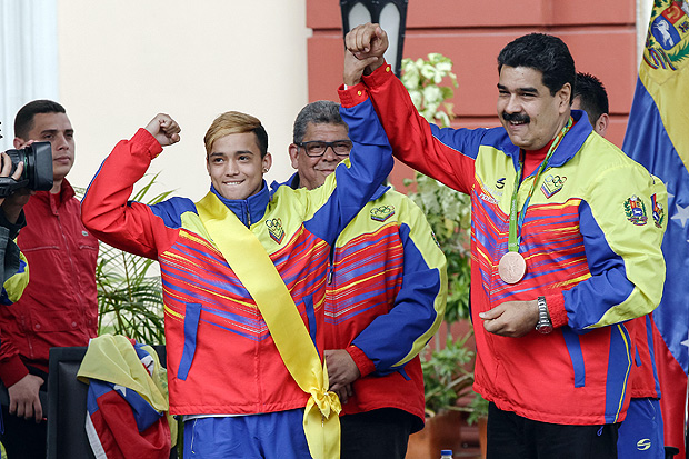 O boxeador venezuelano Yoel Finol, bronze no Rio,  recebido pelo presidente Nicols Maduro