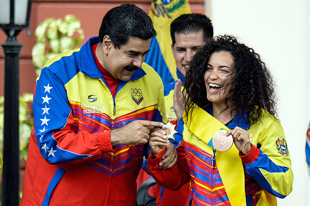 Presidente venezuelano recebe a ciclista Stefany Hernndez, medalhista de bronze no BMX na Rio-2016