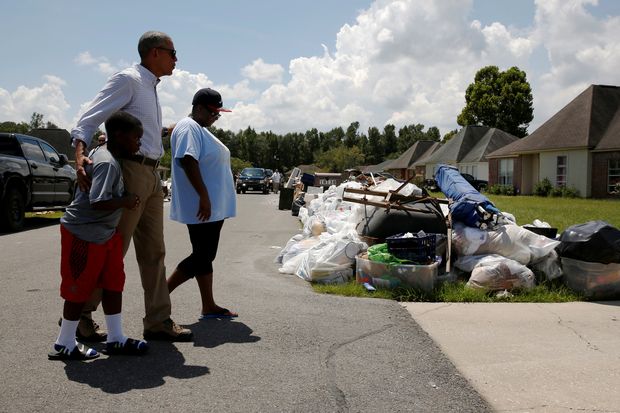 Na Louisiana, Obama caminha com crianças ao lado de entulho acumulado pelas chuvas