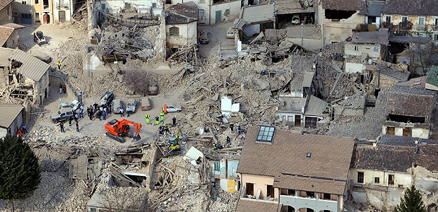 Vista area de quila, na regio central da Itlia, aps terremoto que matou mais de 300 pessoas em 2009 
