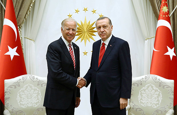 O presidente turco, Recep Tayyip Erdogan ( dir.), recebe o vice-presidente dos EUA, Joe Biden