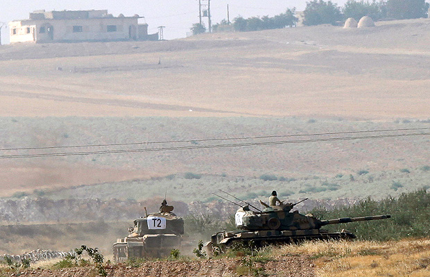 Tanques do Exército turco na fronteira com a Síria durante operação militar na semana passada