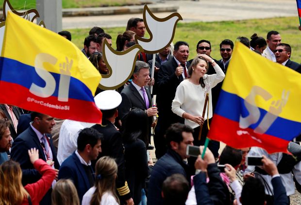 Presidente da Colômbia, Juan Manuel Santos, chega ao Congresso para entregar texto de acordo com as Farc