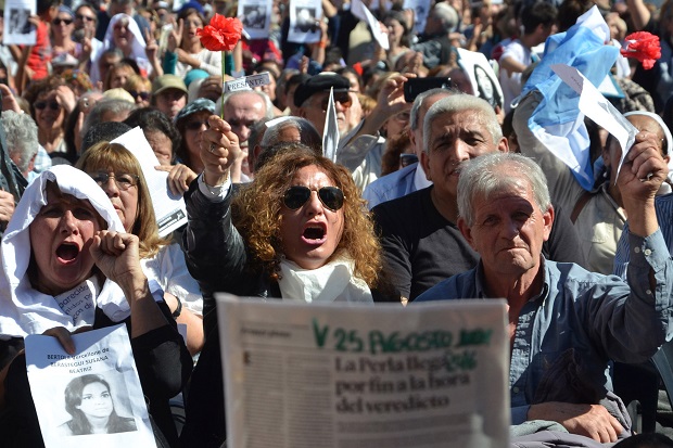 Ativistas protestam em Crdoba durante julgamento ligado  priso de La Perla, mantida na ditadura