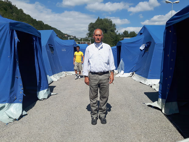 O desabrigado Francesco Baldassarri, 70, em um acampamento entre Pescara del Tronto e Amatrice