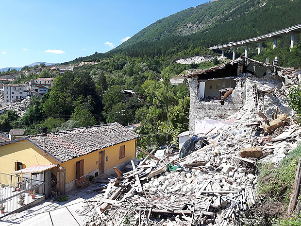 Casas em encostas em Pescara del Tronto foram as mais atingidas pelo tremor de magnitude 6,2