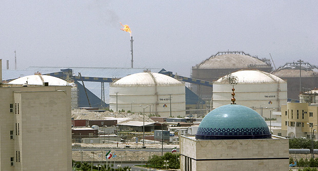 ORG XMIT: 440101_1.tif A view of the Methanol Joint Venture Project in Asalouyeh Seaport, 900 km (560 miles) southwest of Tehran, July 2, 2007. The presidents of Iran and Venezuela launched construction of a joint petrochemical plant on Monday, strengthening an 