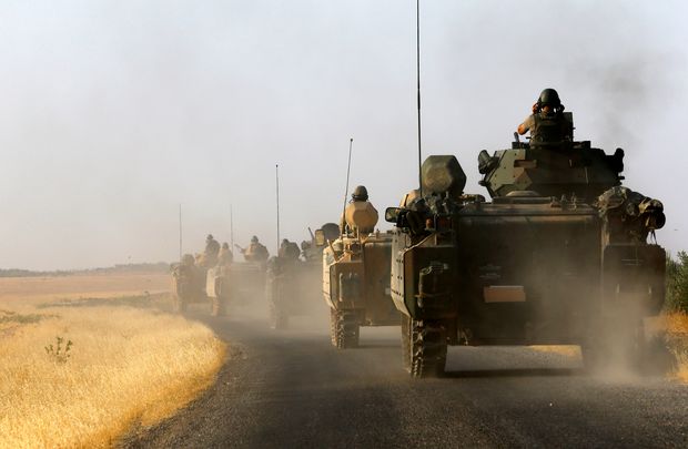 Tanques turcos se dirigem  fronteira do pas com a Sria durante ofensiva contra o Estado Islmico