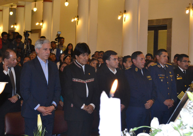 (160826) -- LA PAZ, agosto 26, 2016 (Xinhua) -- El presidente de Bolivia, Evo Morales (2-i-frente), el vicepresidente boliviano Alvaro Garca Linera (i-frente) y otras autoridades gubernamentales, asisten al funeral del viceministro de Rgimen Interior, Rodolfo Illanes, en el Palacio de Gobierno, en La Paz, Bolivia, el 26 de agosto de 2016. Evo Morales, declar el viernes como 