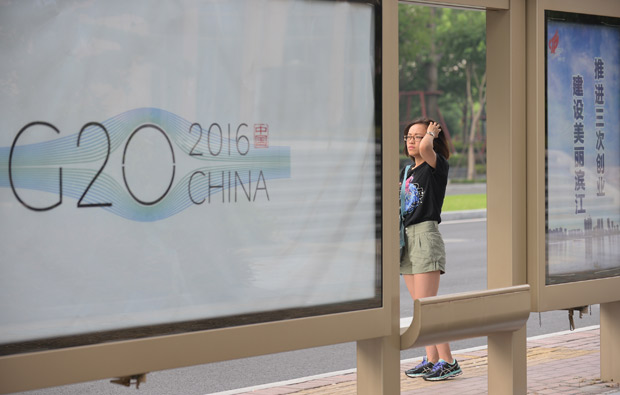 Cartaz em ponto de nibus de Hangzhou (China) anuncia reunio do G20, que comea no prximo dia 4
