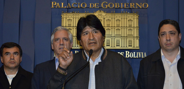 (160826) -- LA PAZ, Aug. 26, 2016 (Xinhua) -- Bolivian President Evo Morales (Front) addresses a press conference in La Paz, Bolivia, on Aug. 26, 2016, calling Rodolfo Illanes' murder "unforgivable" and ordering three days of mourning. Rodolfo Illanes, the deputy interior minister, was killed on Thursday after being taken hostage by miners in the city of Panduro, around 160km from La Paz. (Xinhua/Jorge Mamani/ABI) (jg) (fnc)