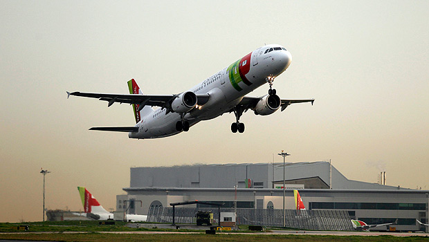 ORG XMIT: RFM01 An Airbus jet of TAP Portugal airlines takes off in Lisbon airport December 20, 2012. REUTERS/Rafael Marchante (PORTUGAL - Tags: TRANSPORT)