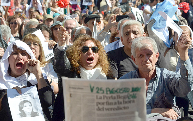 Ativistas de direitos humanos protestam em Crdoba durante julgamento de ex-militares ligados a crimes durante ditadura na Argentina