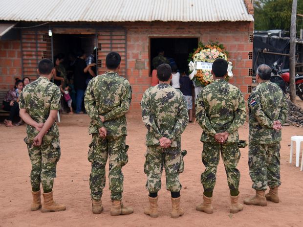 Colegas de militares mortos em emboscado no Paraguai participam de homenagem s vtimas