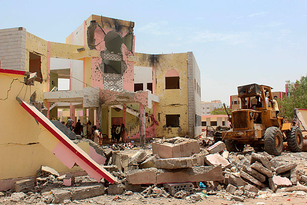 Centro de recrutamento do Exrcito do Imen destrudo aps ataque com carro-bomba em Aden, no sul do pas