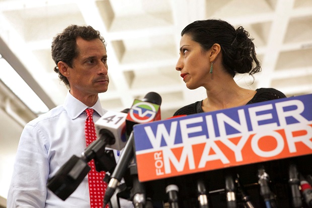 Huma Abedin, assessora de Hillary Clinton, e o ento marido, Anthony Weiner, candidato a prefeito de Nova York em 2013