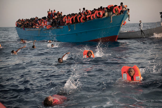 Emigrantes so resgatados no mar Mediterrneo