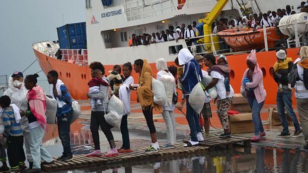 Guarda Costeira italiana improvisou passarelas para o desembarque dos refugiados