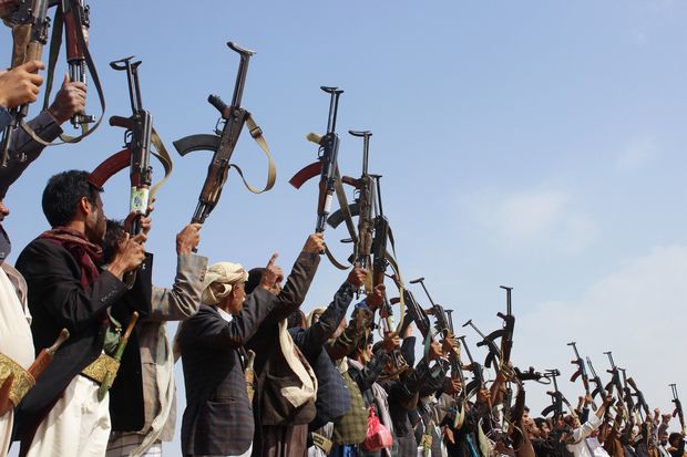 Homens leais ao movimento houthi exibem armas em Saada, no Imen