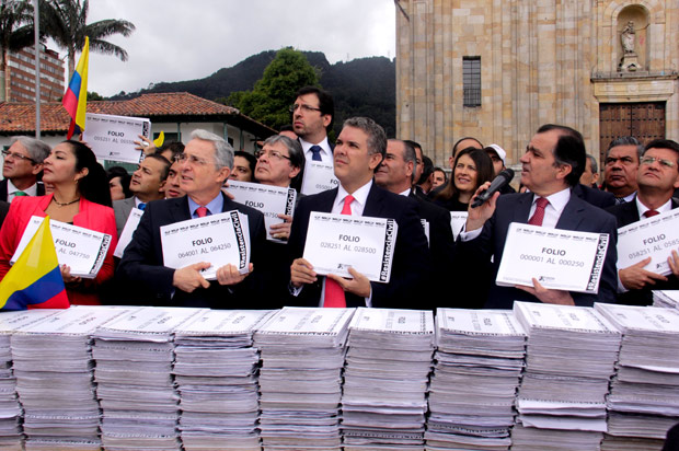 (160830) -- BOGOTA, agosto 30, 2016 (Xinhua) -- Los senadores del partido Centro Democrtico (CD), Alvaro Uribe (2-i-frente), el senador del CD, Ivn Duque (c-frente), y el presidente del CD, Oscar Ivn Zuluaga (d-frente), participan en el acto de denuncia por "inconstitucional" del acto legislativo para la paz, en la ciudad de Bogot, capital de Colombia, el 30 de agosto de 2016. El presidente colombiano Juan Manuel Santos, firm el martes el decret que le da va a la pregunta para la consulta del plebiscito para refrendar el acuerdo de paz entre el Gobierno de Colombia y las Fuerzas Armadas Revolucionarias de Colombia-Ejrcito del Pueblo (FARC-EP) que se llevar a cabo el 2 de octubre de 2016, de acuerdo con informacin de la prensa local. (Xinhua/Diego Pineda/COLPRENSA) (cl) (jg) (ah) ***CREDITO OBLIGATORIO*** ***NO ARCHIVO-NO VENTAS*** ***SOLO USO EDITORIAL*** ***PROHIBIDO SU USO EN COLOMBIA***