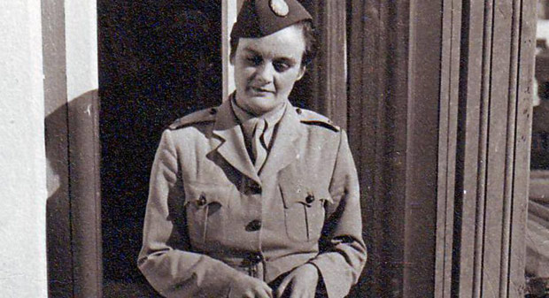 Clare Hollingworth de uniforme de correspondente durante a Segunda Guerra