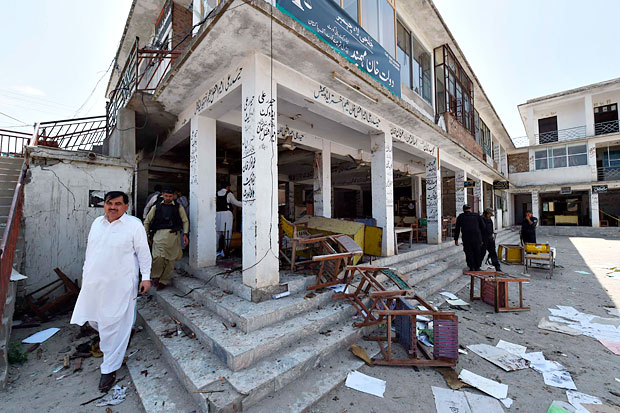 Pakistani security officials inspect the site of a suicide bomb attack at a district court in Mardan on September 2, 2016. At least 11 people have been killed and up to 40 wounded after a suicide bomber attacked a court in the Pakistani city of Mardan on September 2, police said, the latest assault targeting Pakistan's legal community. / AFP PHOTO / A MAJEED ORG XMIT: AQ152