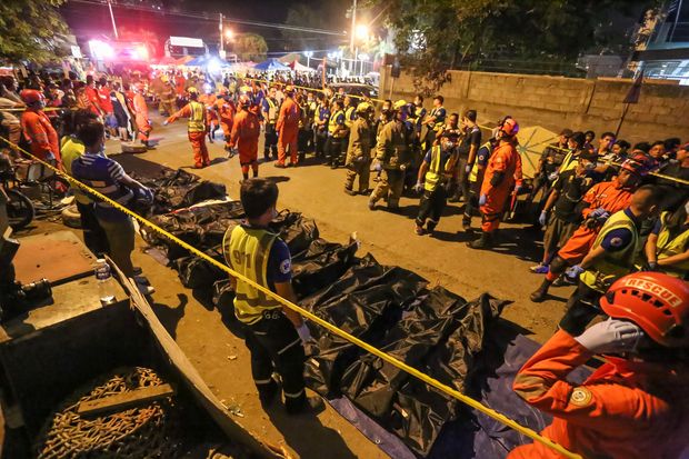 Equipes de resgate renem corpos de vtimas do ataque que deixou ao menos 14 mortos nas Filipinas