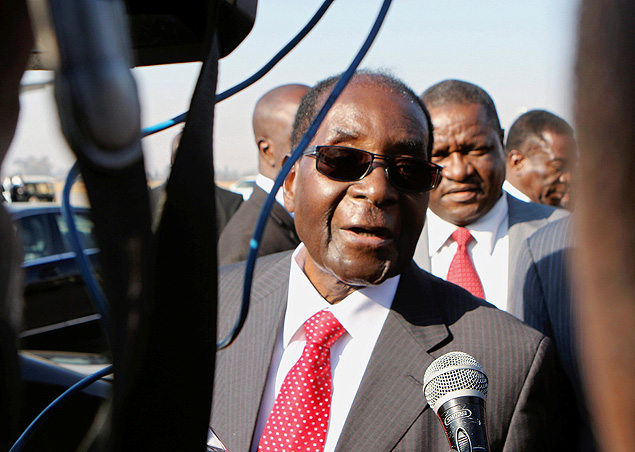 Presidente Mugabe chega de viagem no aeroporto em Harare, no Zimbbue