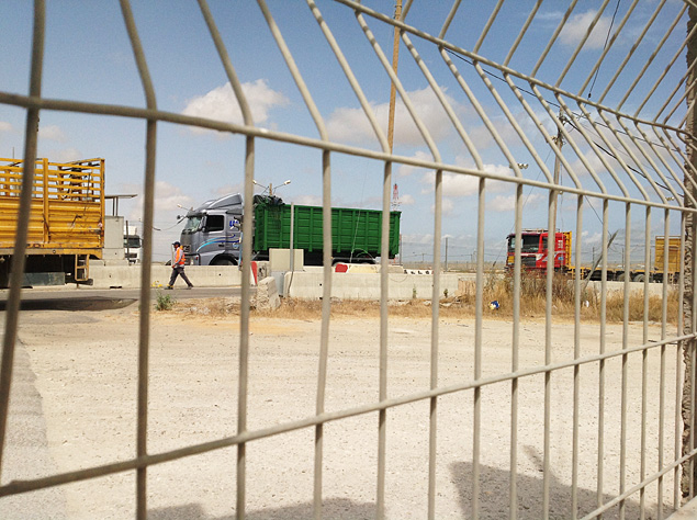 Caminhes palestinos buscam mercadoria no posto de controle de Kerem Shalom, na fronteira entre Israel e a faixa de Gaza.