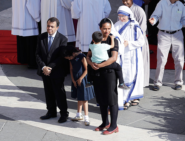 O brasileiro Marcilio Andrino e a mulher, Fernanda Rocha, participam da cerimnia de canonizao de Madre Teresa