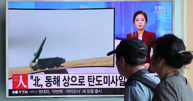 Sul-coreanos assistem a reportagem na TV sobre o lanamento de um mssil da Coreia do Norte nesta segunda