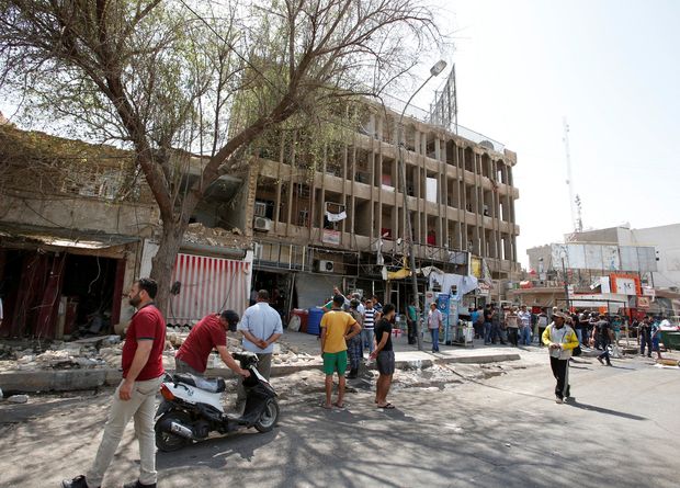 Iraquianos observam local da exploso que deixou ao menos 12 mortos em Bagd