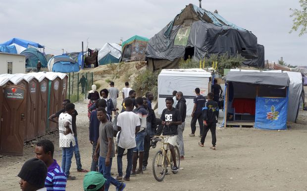 Migrants walk in the northern area of the camp called the "Jungle" in Calais, France, September 6, 2016. REUTERS/Charles Platiau ORG XMIT: CHP03