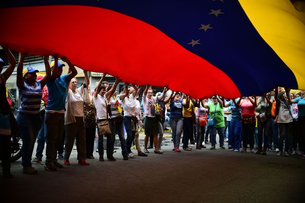 Manifestantes protestam pedindo referendo para revogar mandato de Nicols Maduro na Venezuela