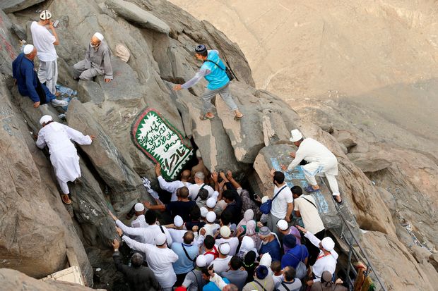 Muslim pilgrims visit the Hera cave, where Muslims believe Prophet Mohammad received the first words of the Koran through Gabriel, at the top of Mount Al-Noor, ahead of the annual haj pilgrimage in the holy city of Mecca, Saudi Arabia September 7, 2016. REUTERS/Ahmed Jadallah TPX IMAGES OF THE DAY ORG XMIT: GGGGAZ01