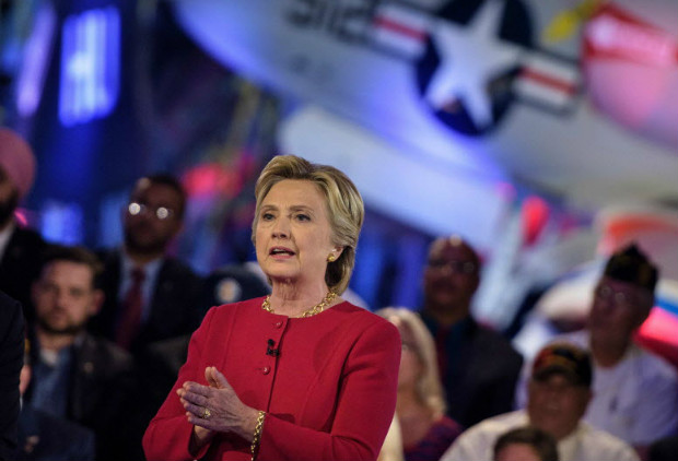 A candidata democrata  Casa Branca, HIllary Clinton, participa de frum militar em Nova York