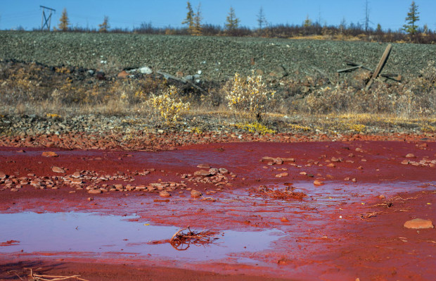 Cor avermelhada domina o rio Daldykan em Norilsk, na Sibria, que abriga uma grande mina de cobre