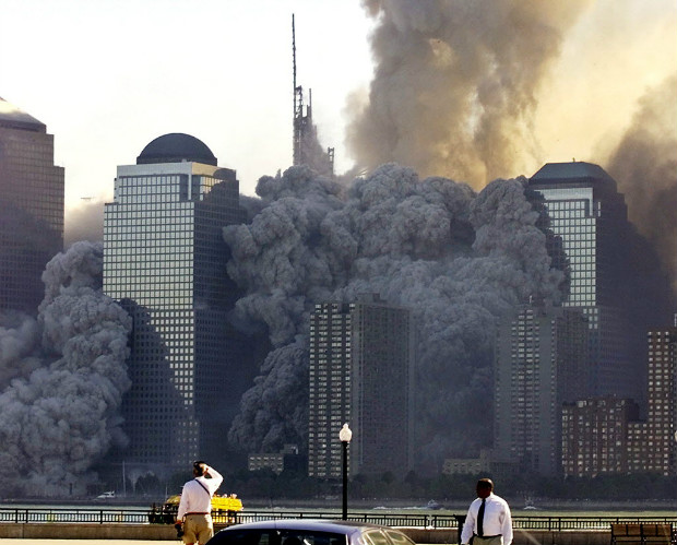 Nuvem de poeira cobre NY aps desabar a segunda torre do World Trade Center atingida por avio