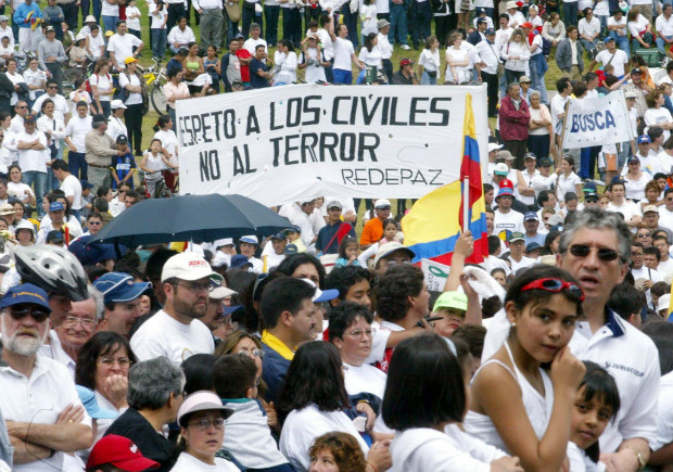 Colombianos protestam em Bogot pedindo paz entre as Farc e o governo aps o ataque ao El Nogal