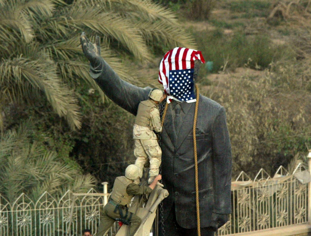 Fuzileiro naval americano coloca bandeira em esttua do ditador iraquiano, Saddam Hussein, em Bagd