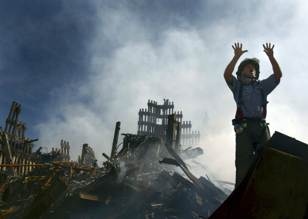 Bombeiro pedia reforo enquanto trabalhava nos escombros do World Trade Center aps atentado