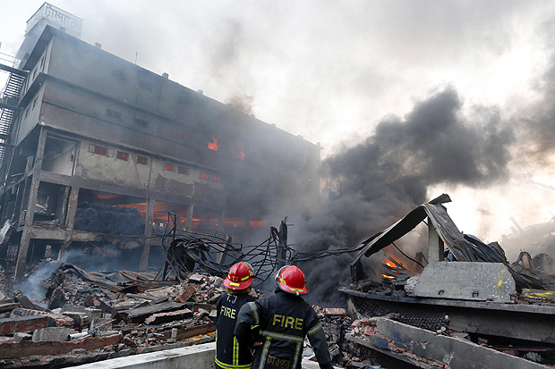Bombeiros tentam controlar o fogo; ao menos 23 pessoas morreram no incidente